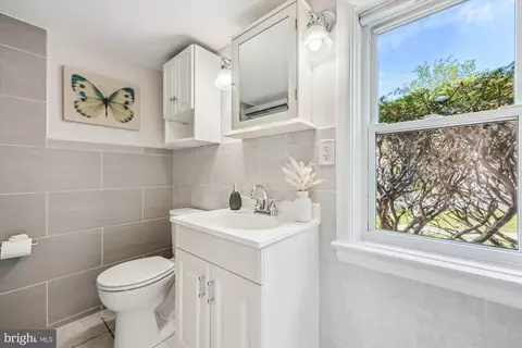Bath - 10711 Huntwood Dr, Silver Spring, MD 20901 photo 2 of 3