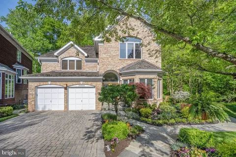 10321 Thornbush Ln, Bethesda, MD 20814