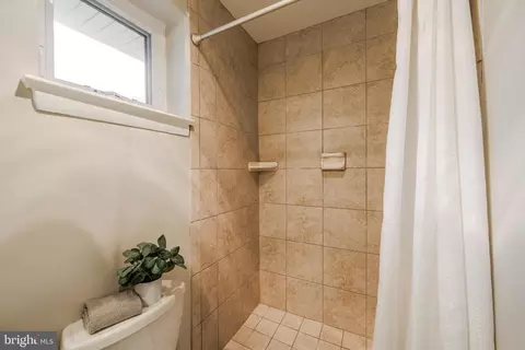 Bath - 808 Gregorio Dr, Silver Spring, MD 20901 photo 2 of 4