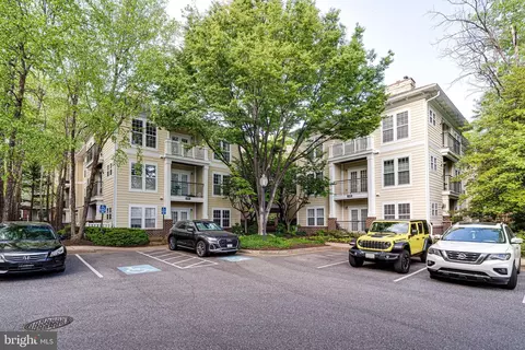 935 Beacon Square Ct #16, Gaithersburg, MD 20878
