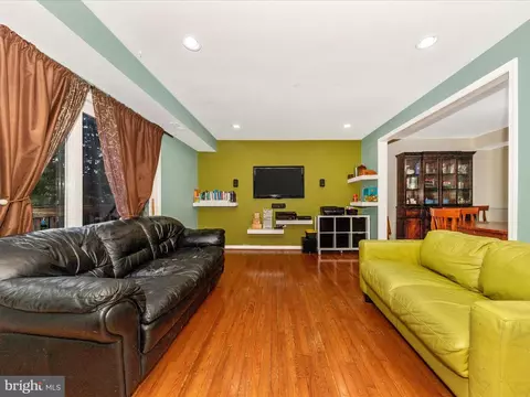Living - 2350 Sun Valley Cir, Silver Spring, MD 20906 photo 2 of 3