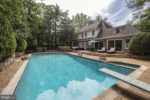 Exterior - 10013 Ormond Rd, Potomac, MD 20854 photo 3 of 8
