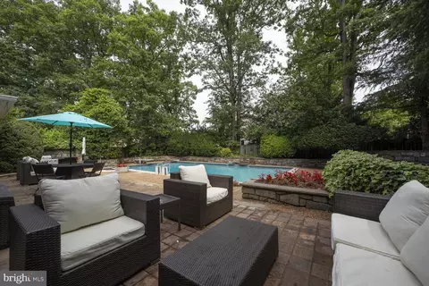 Exterior - 10013 Ormond Rd, Potomac, MD 20854 photo 4 of 8