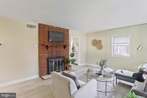 Living - 10509 Huntley Pl, Silver Spring, MD 20902 photo 2 of 5