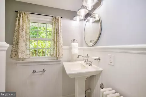 Bath - 2925 Covington Rd, Silver Spring, MD 20910 photo 2 of 5