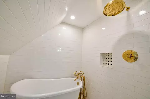Bath - 2925 Covington Rd, Silver Spring, MD 20910 photo 4 of 5