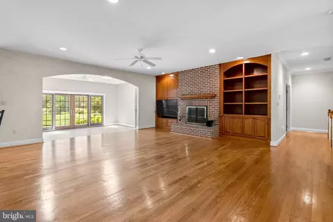 Living - 16216 Whitehaven Rd, Silver Spring, MD 20906 photo 5 of 8