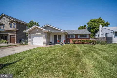 10008 Sinnott Dr, Bethesda, MD 20817