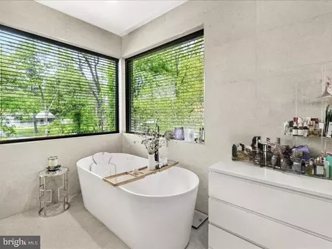Bath - 15807 Thompson Rd, Silver Spring, MD 20905 photo 3 of 8