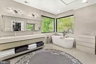 Bath - 15807 Thompson Rd, Silver Spring, MD 20905 photo 4 of 8
