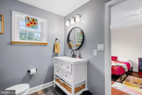 Bath - 9911 Edgehill Ln, Silver Spring, MD 20901 photo 2 of 6
