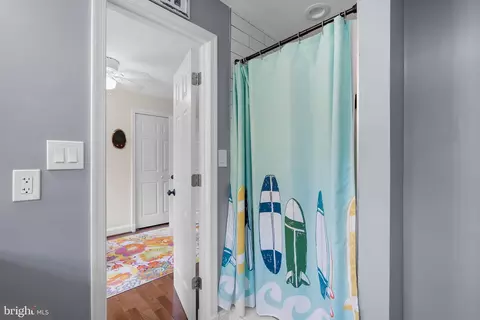 Bath - 9911 Edgehill Ln, Silver Spring, MD 20901 photo 3 of 6