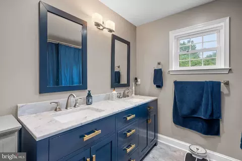 Bath - 9911 Edgehill Ln, Silver Spring, MD 20901 photo 4 of 6