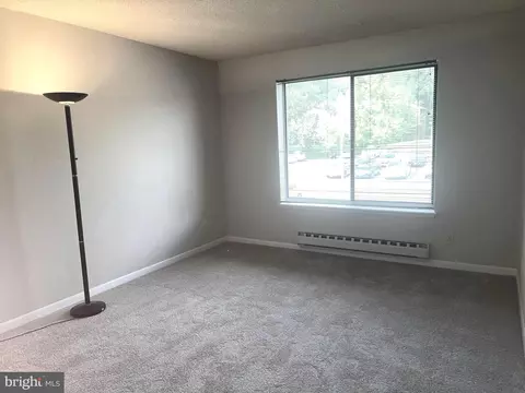 Living - 15300 Beaverbrook Ct #88-2B, Silver Spring, MD 20906 photo 4 of 4