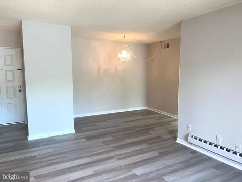 Living - 15300 Beaverbrook Ct #88-2B, Silver Spring, MD 20906 photo 2 of 4