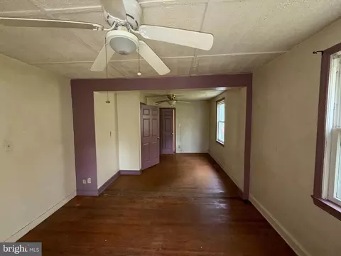 Living - 15901 River Rd, Poolesville, MD 20837 photo 2 of 2