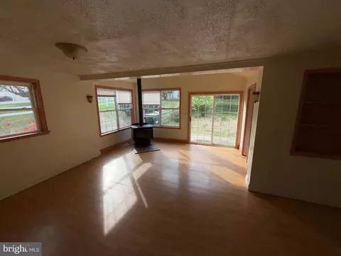 Living - 15901 River Rd, Poolesville, MD 20837 photo 1 of 2