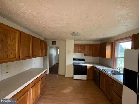 Kitchen - 15901 River Rd, Poolesville, MD 20837 photo 1 of 2