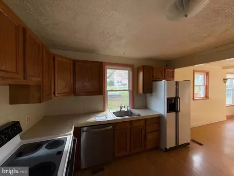 Kitchen - 15901 River Rd, Poolesville, MD 20837 photo 2 of 2