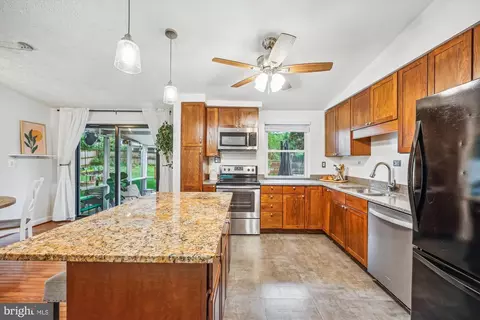 19110 Dowden Cir, Poolesville, MD 20837 photo 9