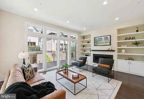 140 Winsome Cir, Bethesda, MD 20814