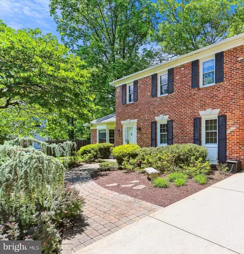 4 Wild Olive Ct, Potomac, MD 20854