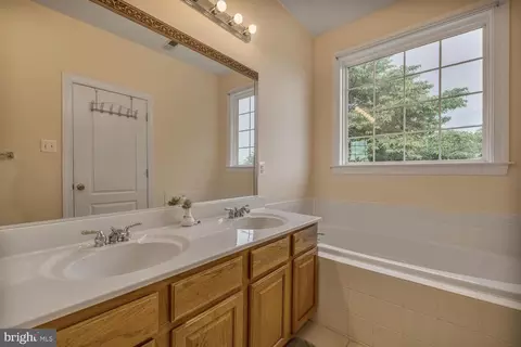 Entry Way - 3334 Castle Ridge Cir #8, Silver Spring, MD 20904 photo 2 of 4