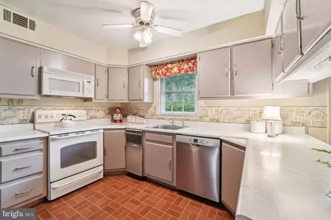 Kitchen - 15320 Durant St, Silver Spring, MD 20905 photo 4 of 4