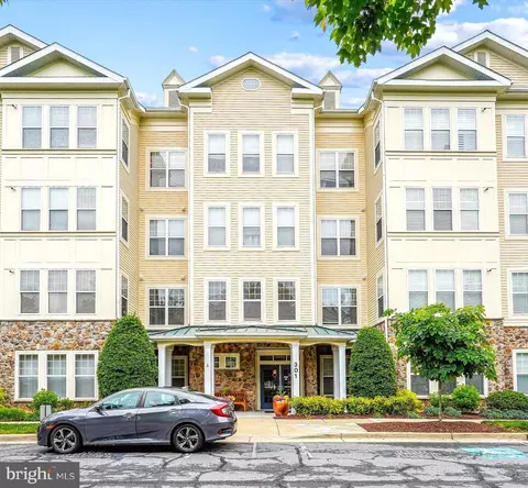 301 High Gables Dr #305, Gaithersburg, MD 20878