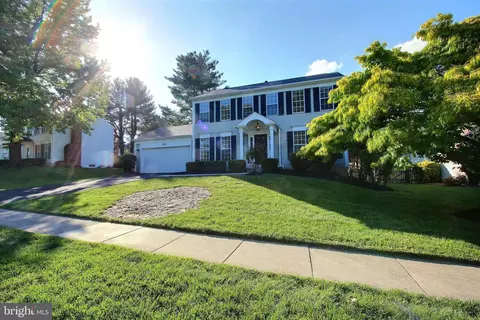 Exterior - 813 Pointer Ridge Dr, Gaithersburg, MD 20878 photo 2 of 8
