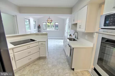 Entry Way - 813 Pointer Ridge Dr, Gaithersburg, MD 20878 photo 1 of 2