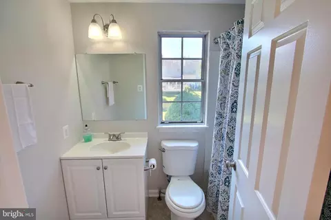 Bath - 813 Pointer Ridge Dr, Gaithersburg, MD 20878 photo 2 of 4