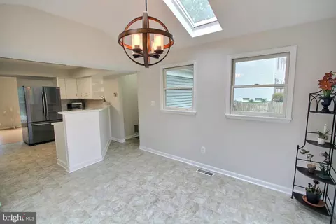 Entry Way - 813 Pointer Ridge Dr, Gaithersburg, MD 20878 photo 2 of 2