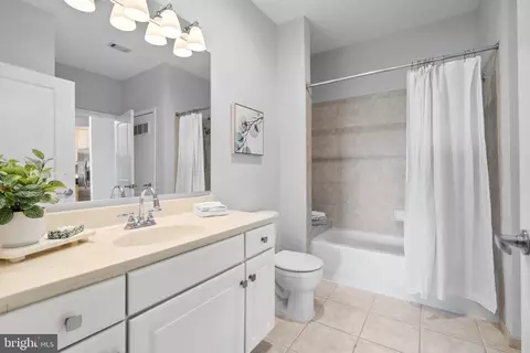 Bath - 8045 Newell St #512, Silver Spring, MD 20910 photo 1 of 2