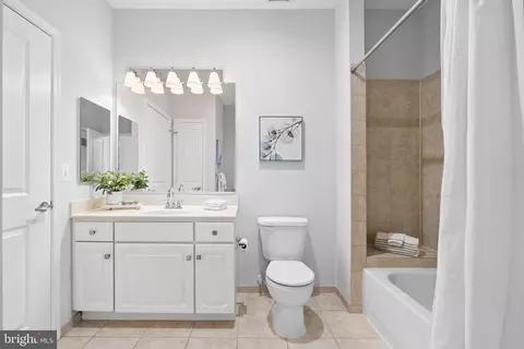 Bath - 8045 Newell St #512, Silver Spring, MD 20910 photo 2 of 2