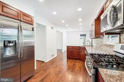 Entry Way - 2445 Parallel Ln, Silver Spring, MD 20904 photo 3 of 8