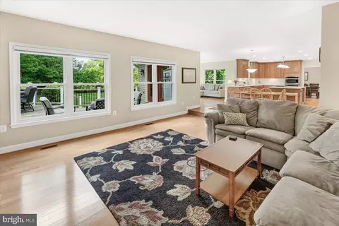 Living - 19712 Selby Ave, Poolesville, MD 20837 photo 4 of 5