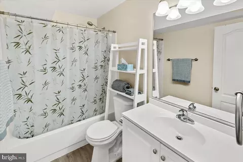 Bath - 19712 Selby Ave, Poolesville, MD 20837 photo 5 of 5