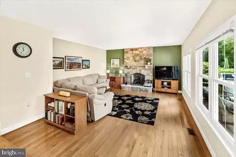 Living - 19712 Selby Ave, Poolesville, MD 20837 photo 3 of 5