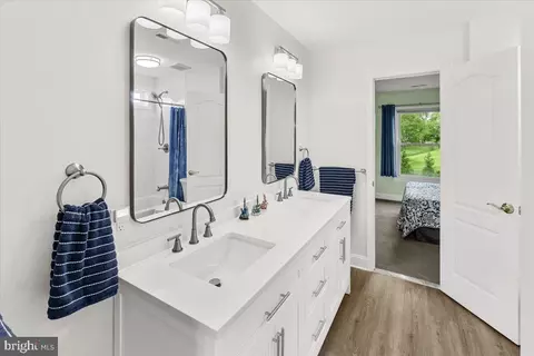 Bath - 19712 Selby Ave, Poolesville, MD 20837 photo 4 of 5