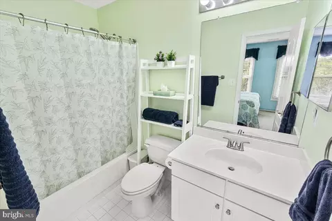 Bath - 19712 Selby Ave, Poolesville, MD 20837 photo 3 of 5