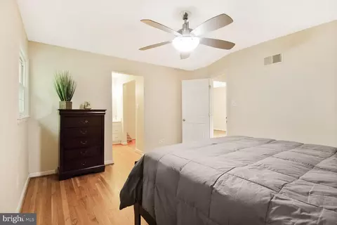 Bedroom - 10611 Meadowhill Rd, Silver Spring, MD 20901 photo 5 of 6