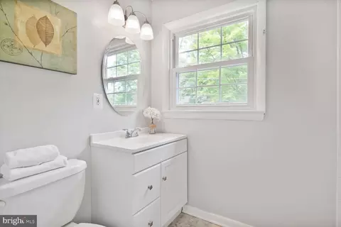 Bath - 10611 Meadowhill Rd, Silver Spring, MD 20901 photo 2 of 3