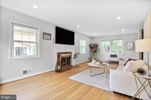 Living - 10611 Meadowhill Rd, Silver Spring, MD 20901 photo 2 of 4