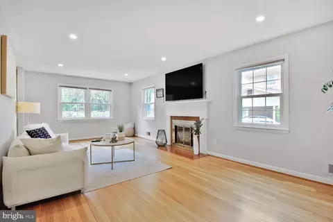 Living - 10611 Meadowhill Rd, Silver Spring, MD 20901 photo 3 of 4