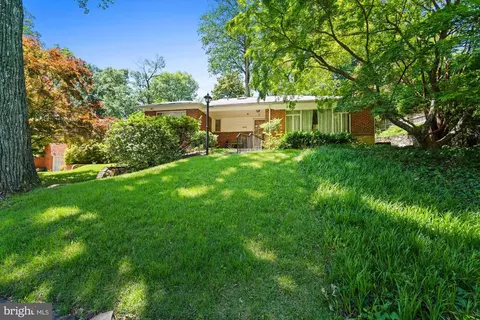Exterior - 8008 Park Crest Dr, Silver Spring, MD 20910 photo 6 of 9