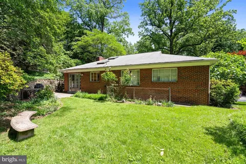 Exterior - 8008 Park Crest Dr, Silver Spring, MD 20910 photo 5 of 9