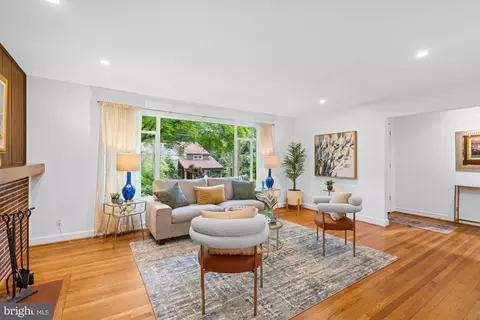 Living - 8008 Park Crest Dr, Silver Spring, MD 20910 photo 2 of 4