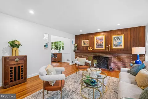 Living - 8008 Park Crest Dr, Silver Spring, MD 20910 photo 3 of 4
