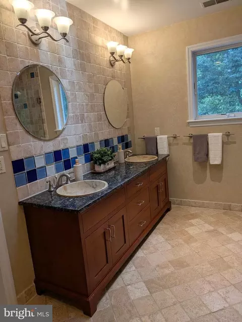 Bath - 9510 Clement Rd, Silver Spring, MD 20910 photo 8 of 11